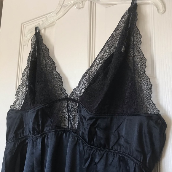 VS black satin & Chantilly lace lingerie set - Picture 12 of 15